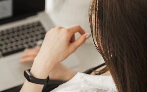 董宇辉“小作文”事件引发一条赚钱的新路子！