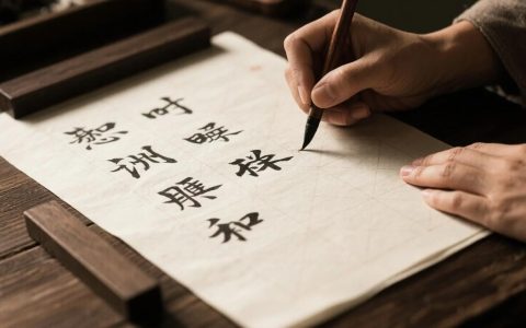 靠“写字”月入过万！AI让这事儿，简单粗暴！